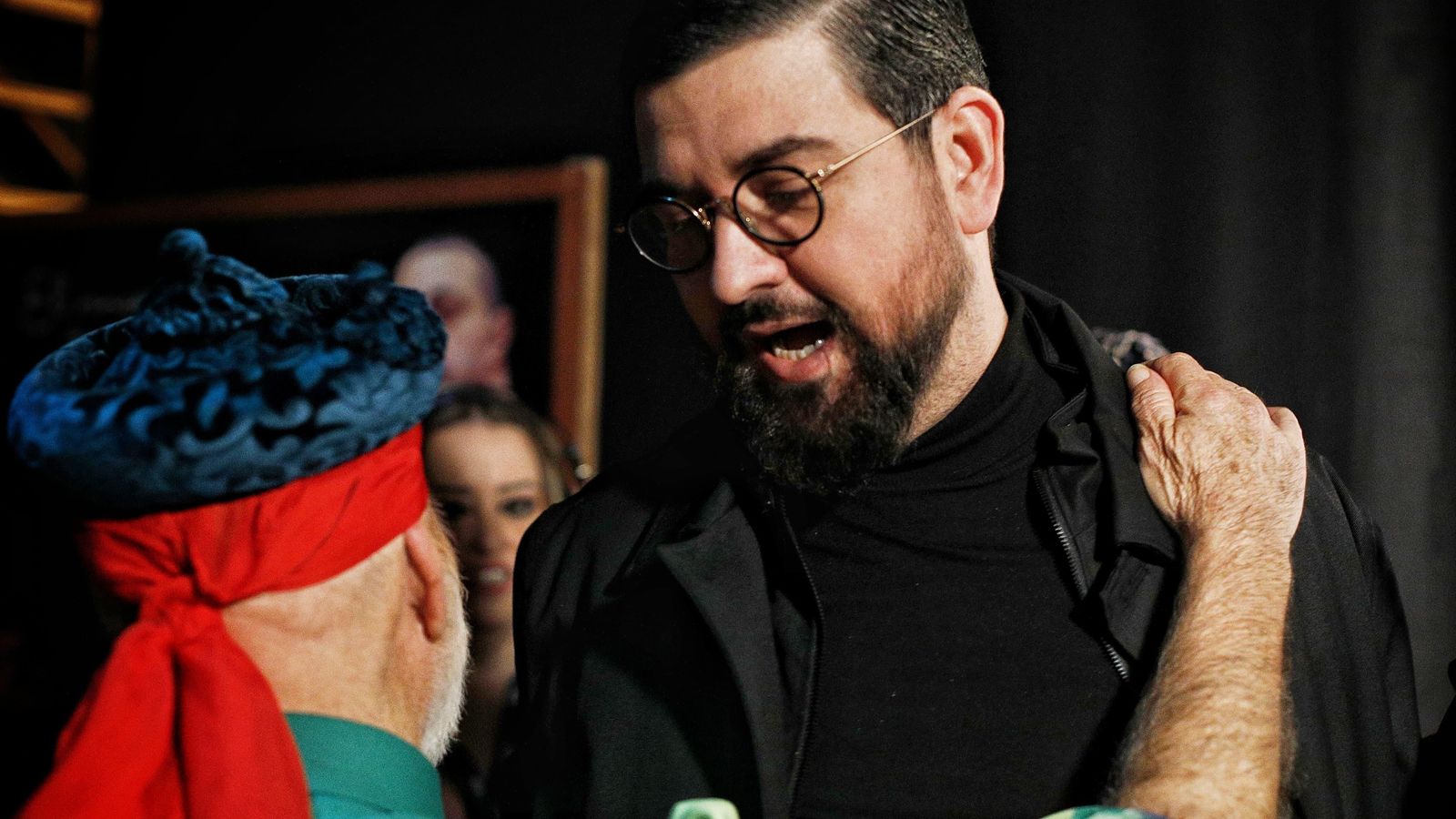 Manu Sánchez saluda a uno de los autores del coro de Barbate: Manolo Varo.