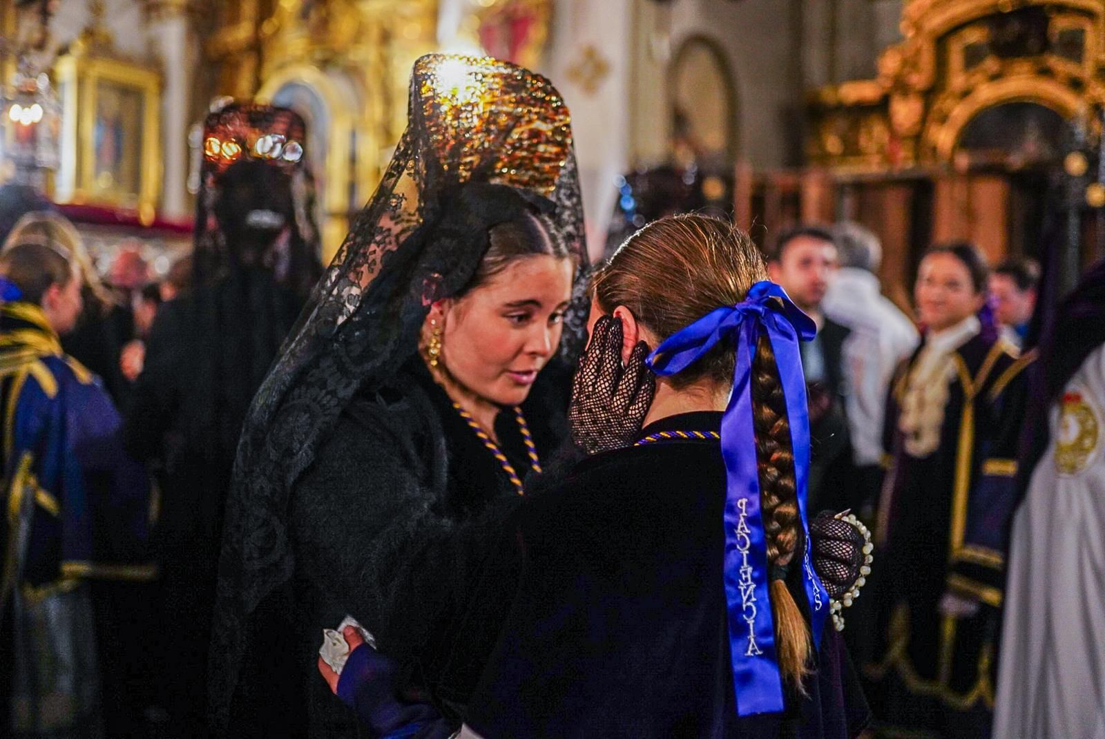 Camareras consolándose en el cuarto día sin procesiones