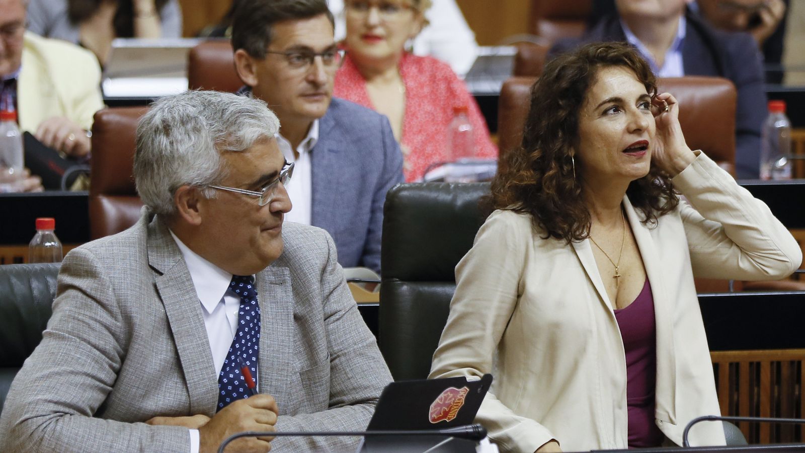 Antonio Ramírez de Arellano y María Jesús Montero, en el Parlamento andaluz