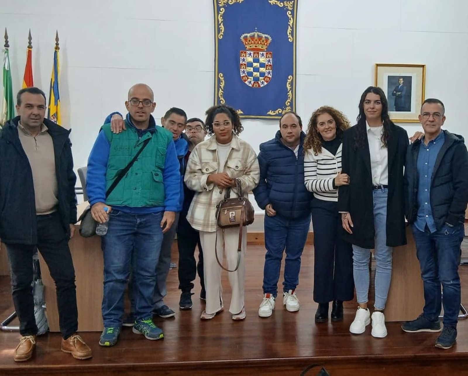Trabajadores de Abriendo Puertas tras el ciclo en Moguer.