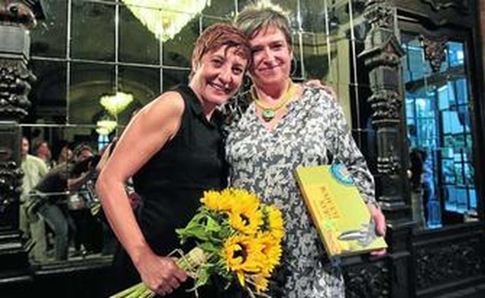 Eva Hache y Mercedes Carbonell, anoche, en la presentación de 'Gran Ecuador' en el Casino de la Exposición.