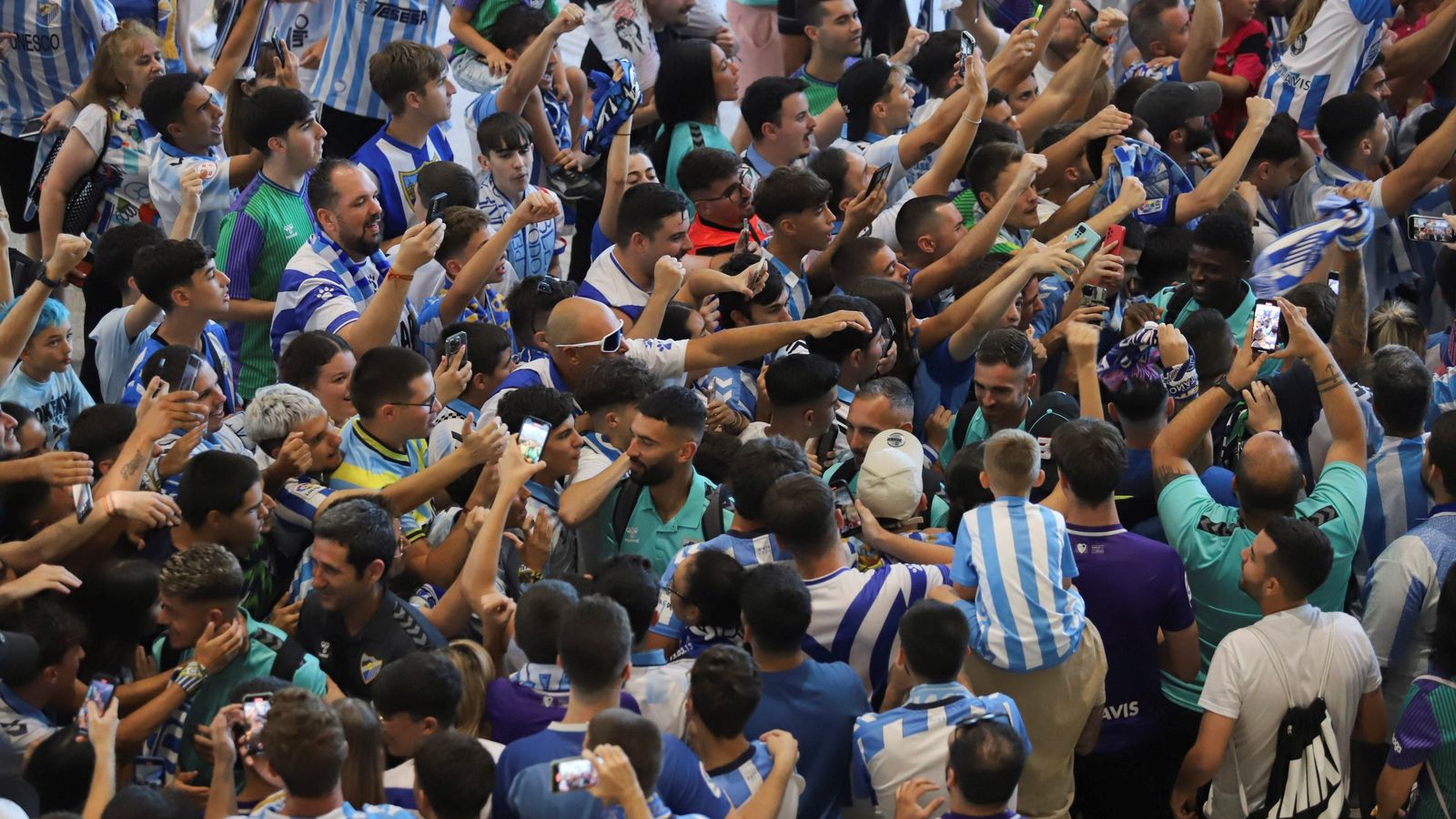 Las fotos de la afición despidiendo al Málaga en el aeropuerto antes de ir a Tarragona