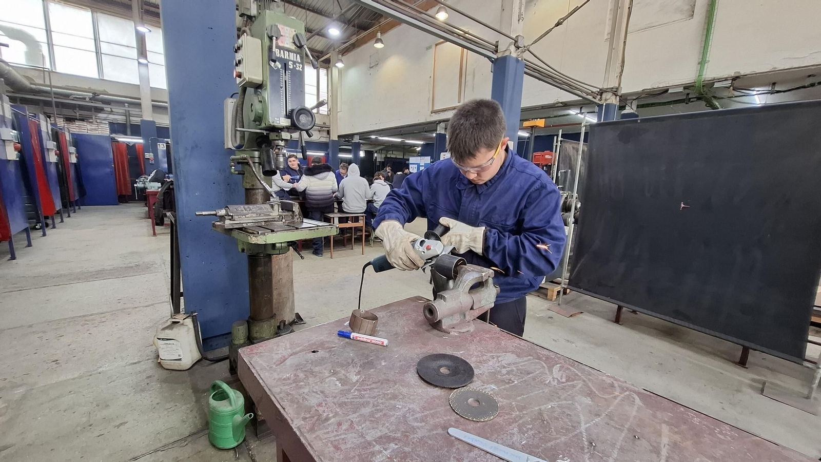 Un joven, en uno de los ciclos formativos disponibles.