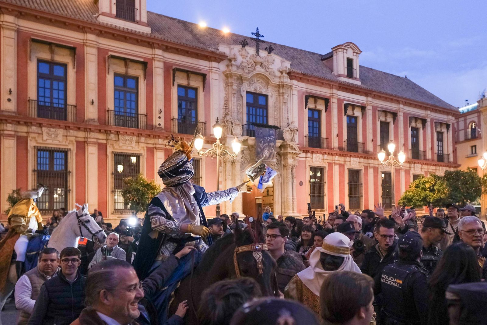 Fotos del Heraldo de los Reyes Magos en la recogida de llaves de la ciudad