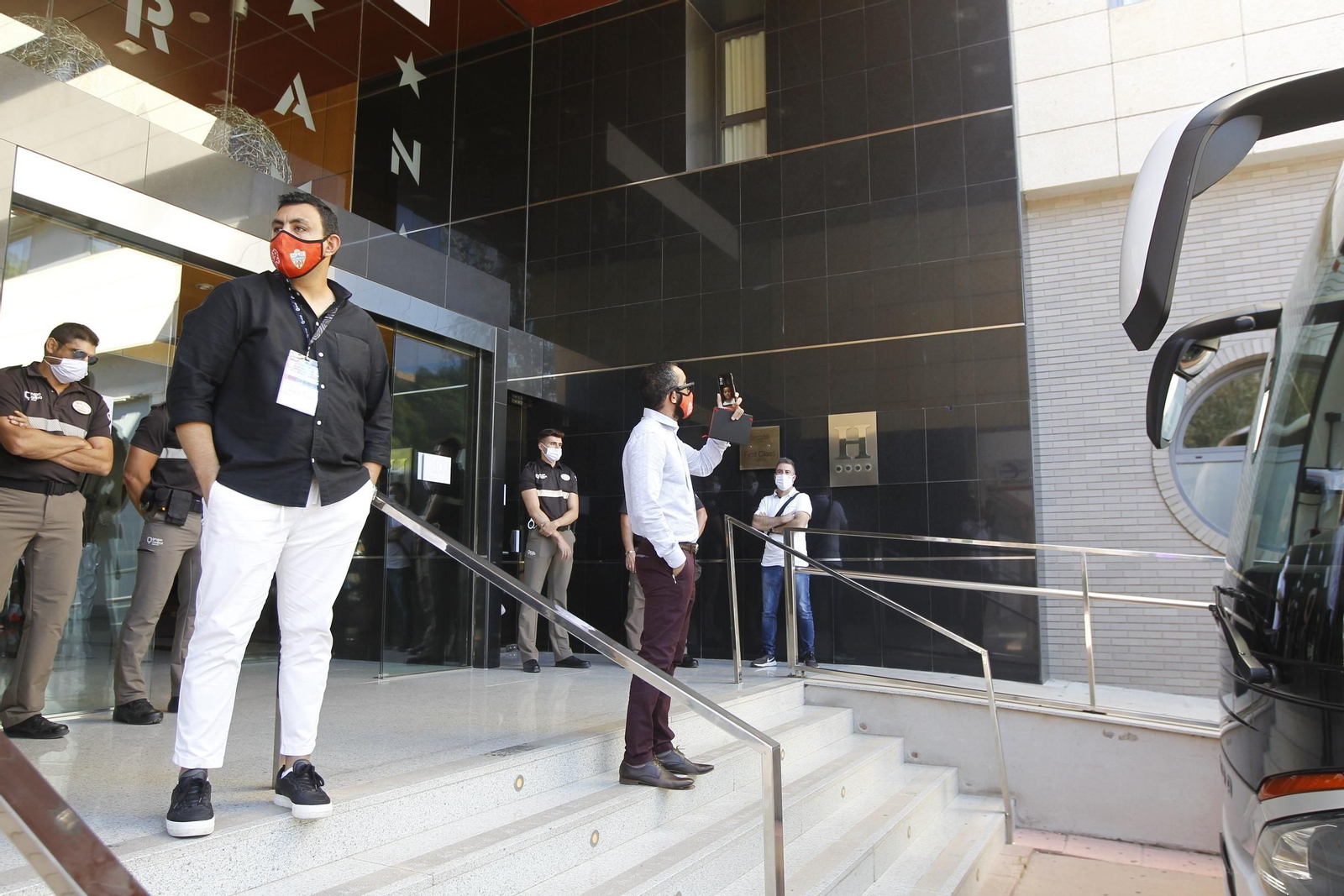 Fotogalería de la afición del Almería antes del partido ante el Girona