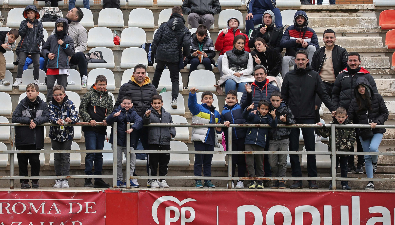 Fotos de la afición durante el Algeciras - Badajoz en el Nuevo Mirador