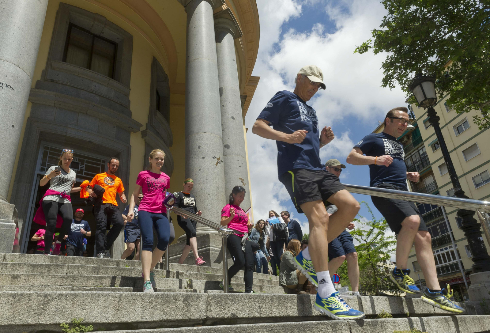 Atletas participantes en una carrera popular.