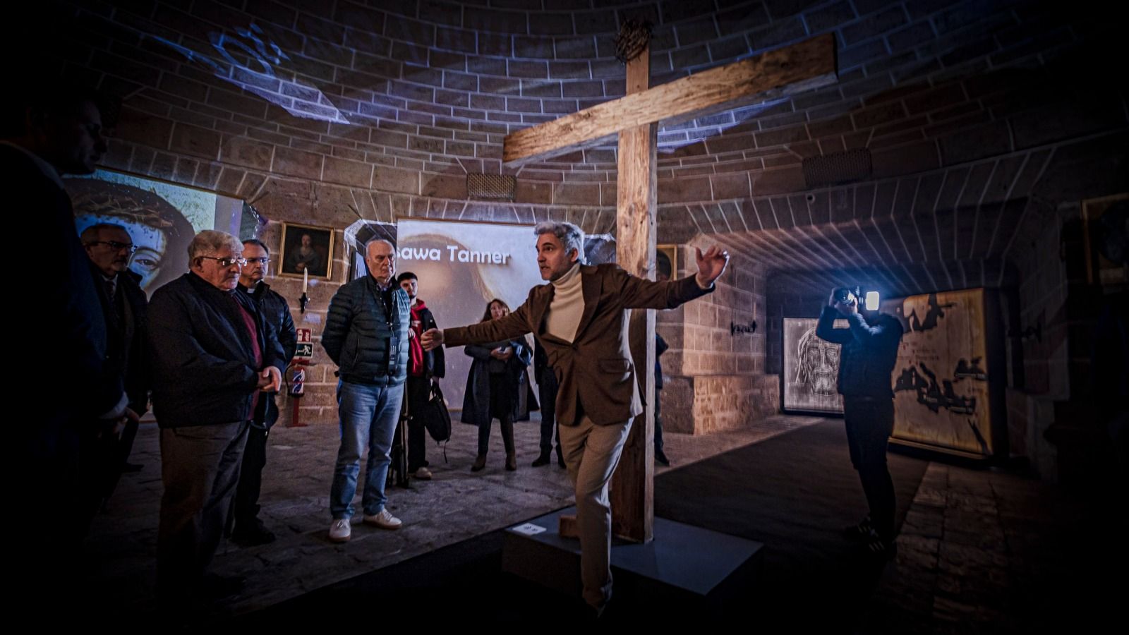 Imágenes de 'The Mistery Man', la impactante exposición en la Catedral de Cádiz con un Cristo hiperrealista