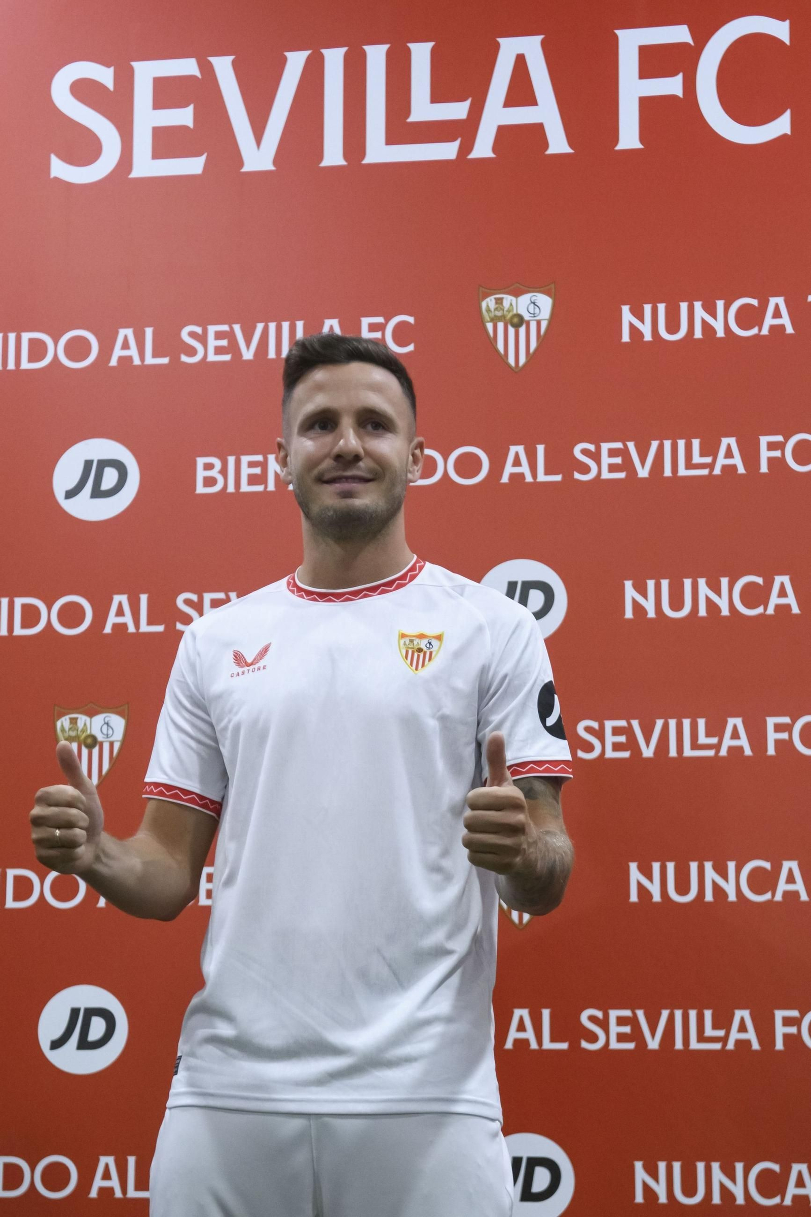 Las fotos del pobrísimo paso de Saúl Ñíguez por el Sevilla