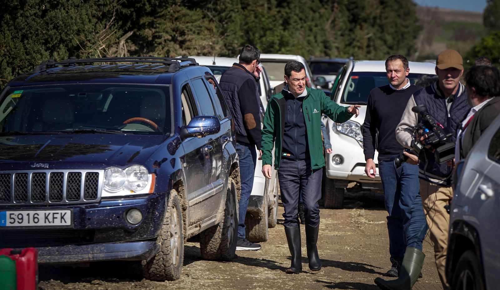 Imágenes de la visita de Juanma Moreno y el comisario europeo de Agricultura a los campos afectados por el temporal en Jerez