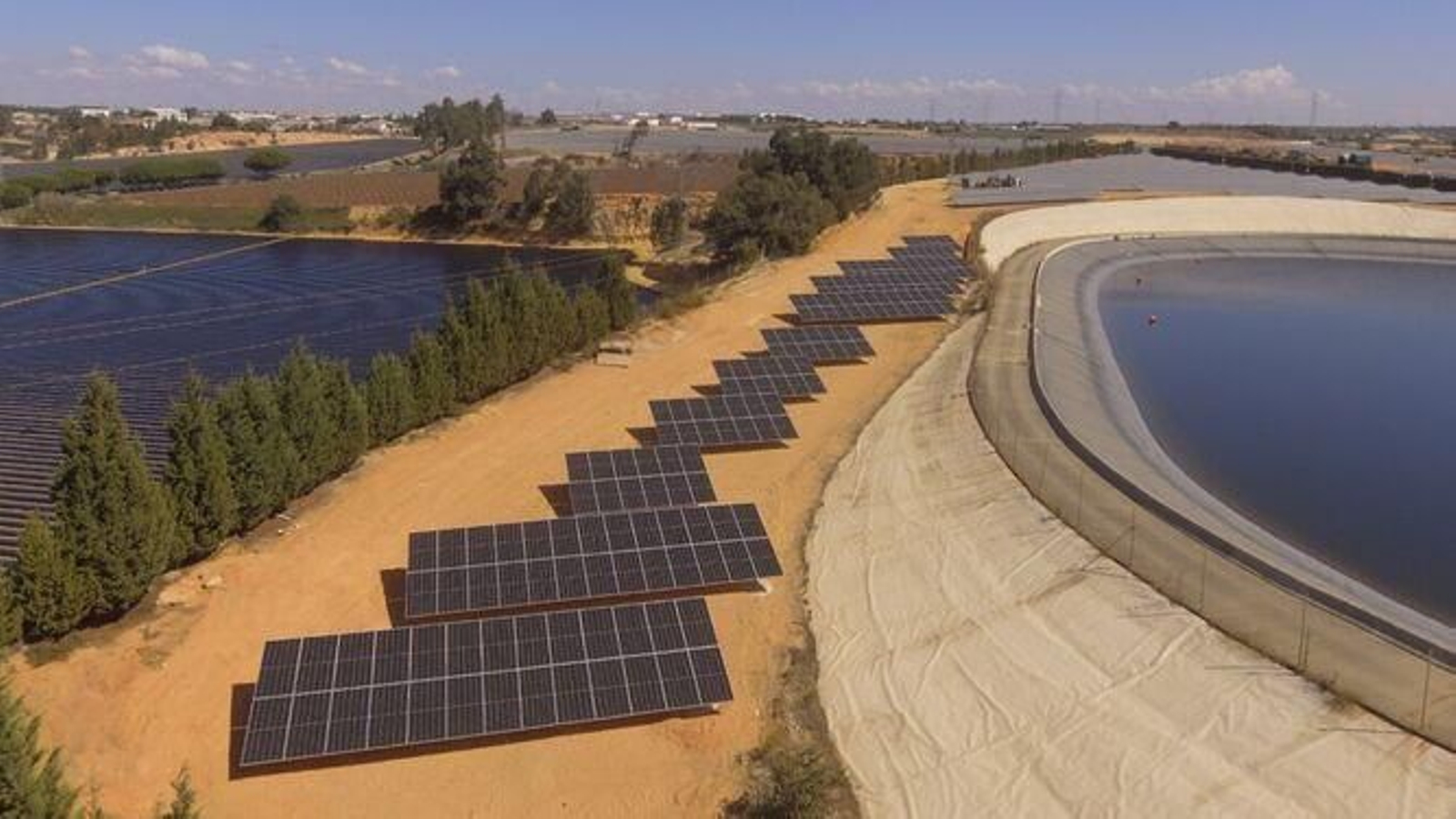 Paneles fotovoltaicos pertenecientes a la CR Palos. Imagen de archivo. Paneles fotovoltaicos pertenecientes a la CR Palos. Imagen de archivo.