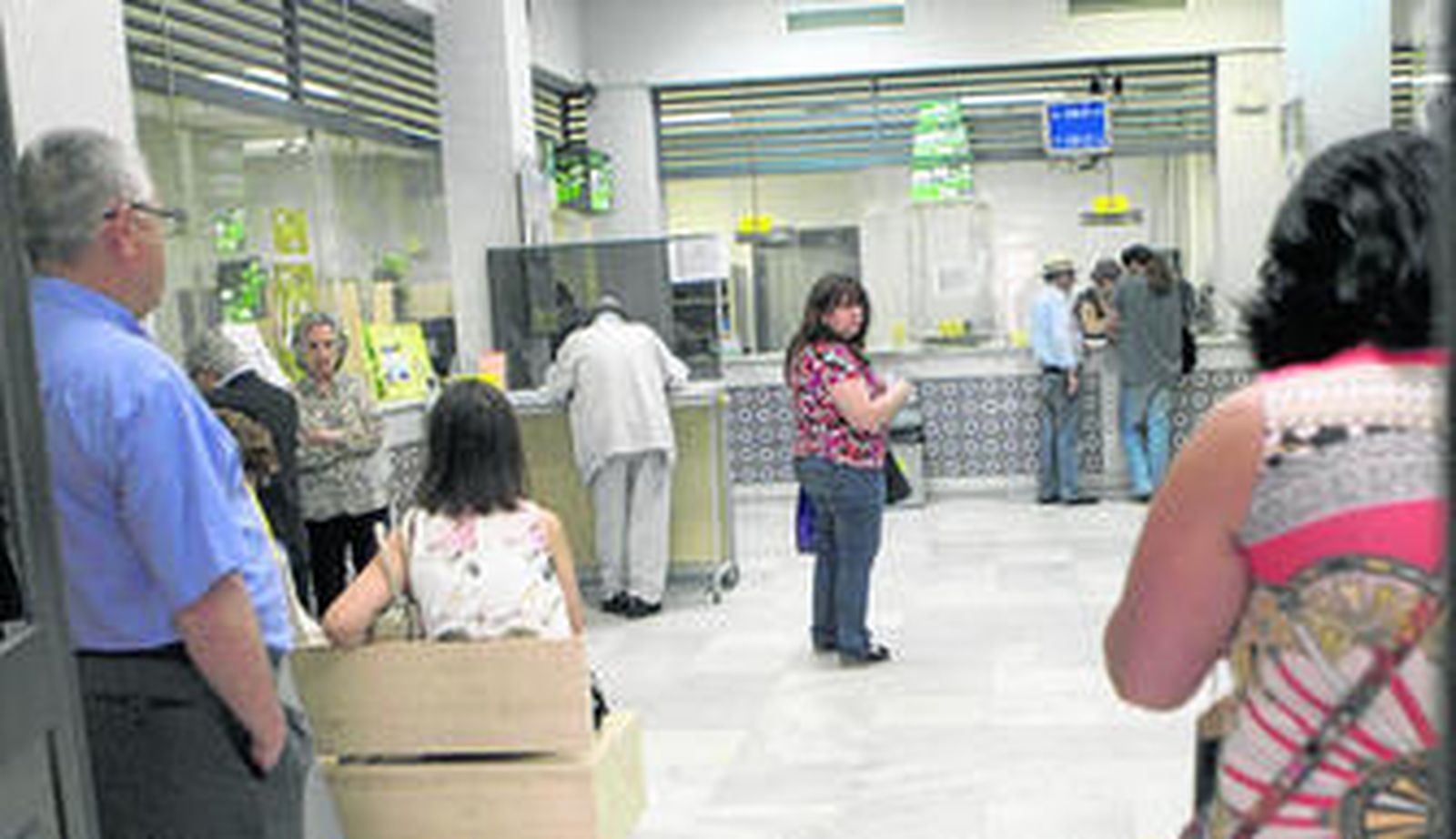 Imagen de la oficina de Correos de Algeciras, ayer durante la mañana con una visible normalidad.