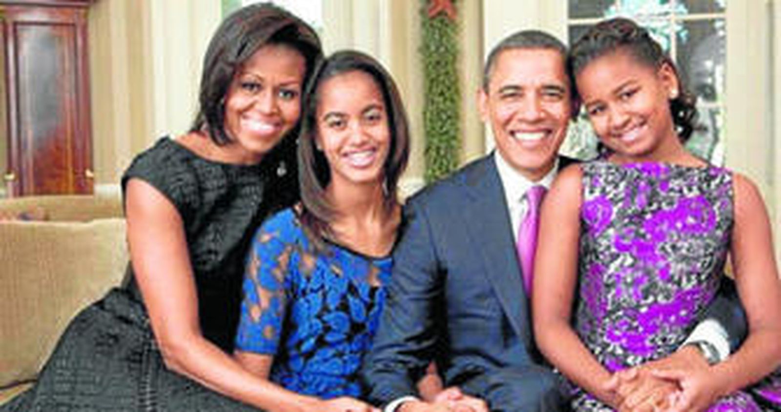 Malia y Sasha Obama, con sus padres, el presidente de Estados Unidos y la primera dama, en una foto oficial de familia.