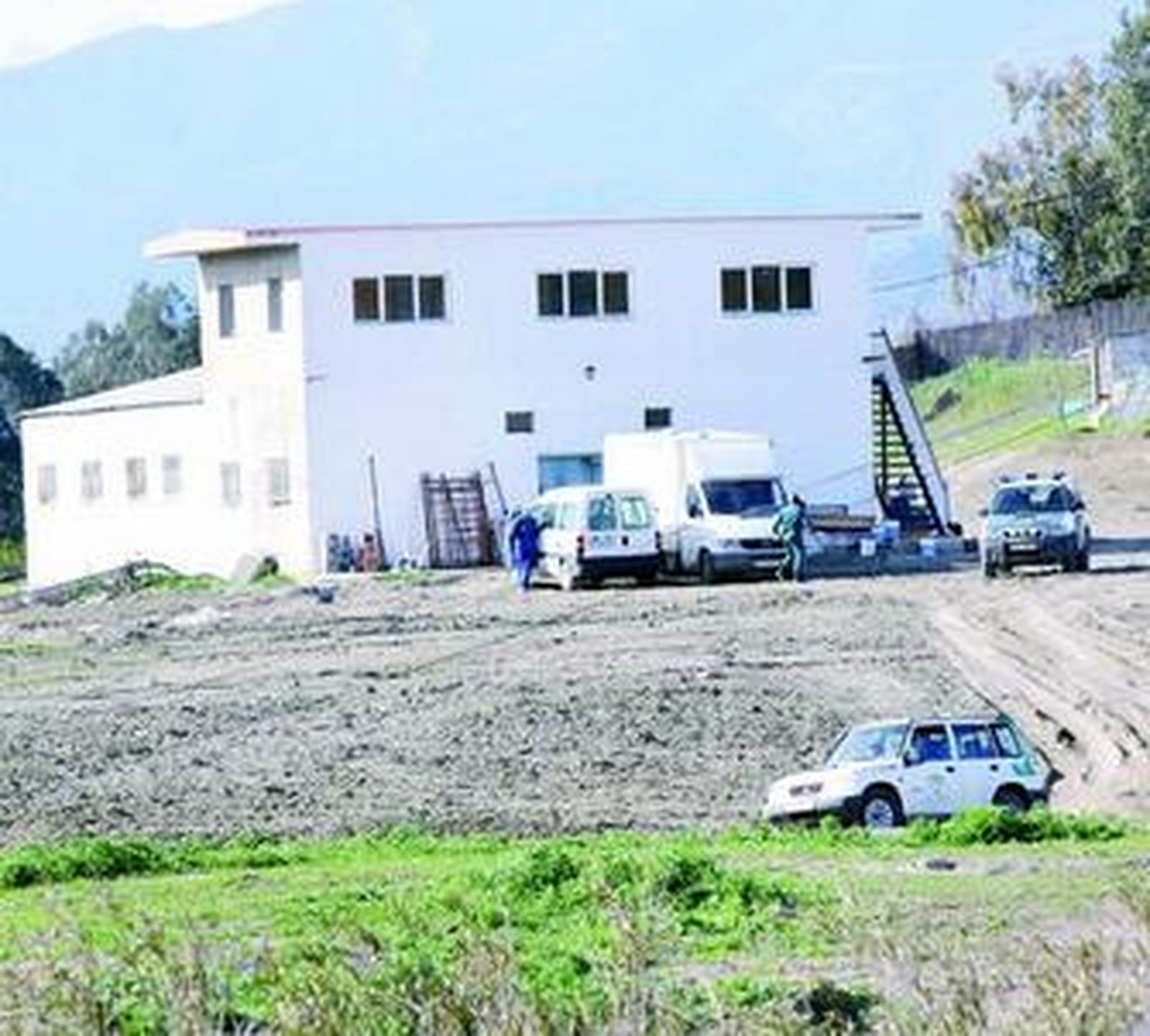 Agentes del Seprona, el pasado jueves, en un criadero ilegal.