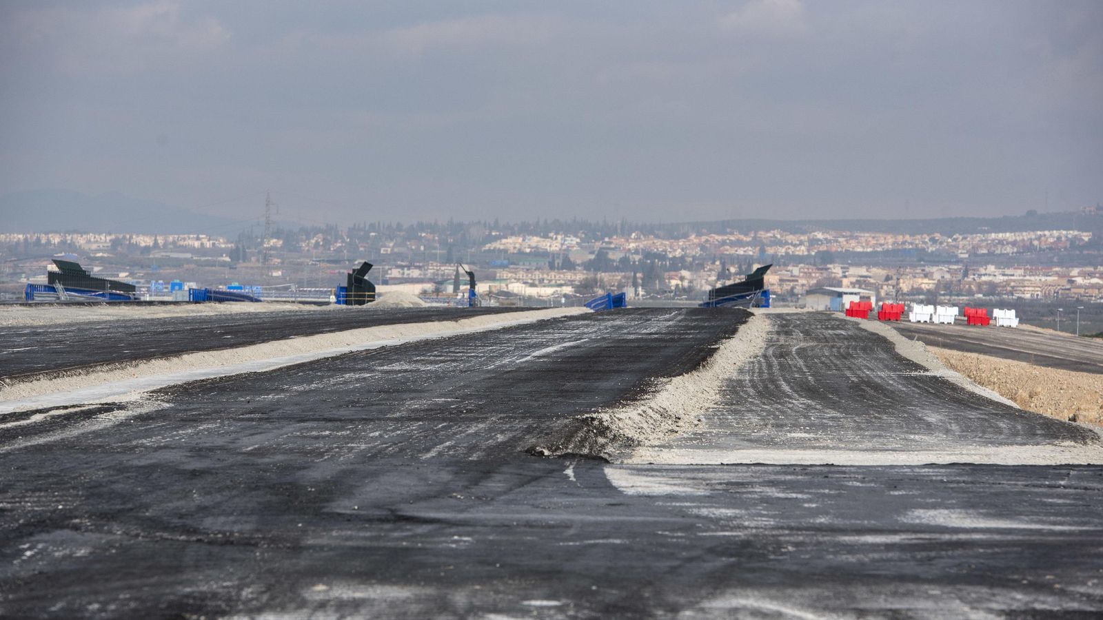 En los tramos más avanzados ya se ve la capa de rodadura, mientras que en otras aún está la de alquitrán.