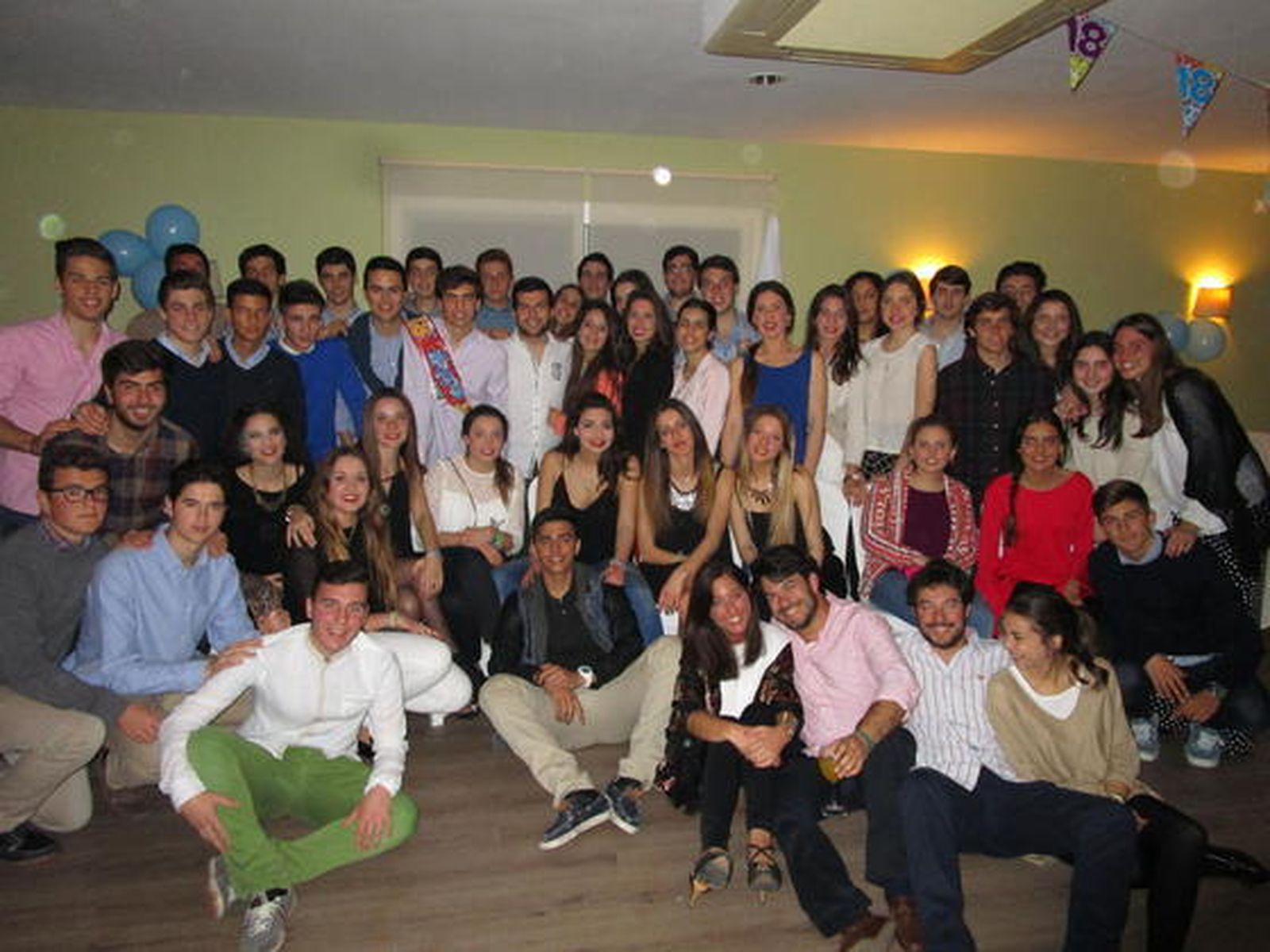 Nono Marín, con el grupo de invitados, en su mayoría procedente de Cádiz, Sevilla y Madrid, durante su reunión de dieciocho años, en el club de Las Redes, en El Puerto de Santa María, entre ellos, Nacho López Vegue, Jaime Maira, Patricia Perdigones, Tamara Arnáez, Alfonso Guillén, Pablo Aguirre, Lola Varo, Jaime Campbell, Guillermo Villar, Pablo Souto y Alberto Castro.  Foto: Ignacio Casas de Ciria