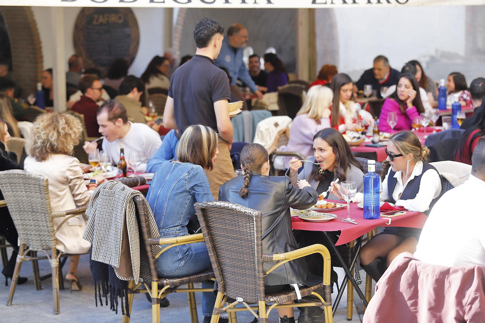 Imágenes del ambiente en los almuerzos de fin de año en Huelva