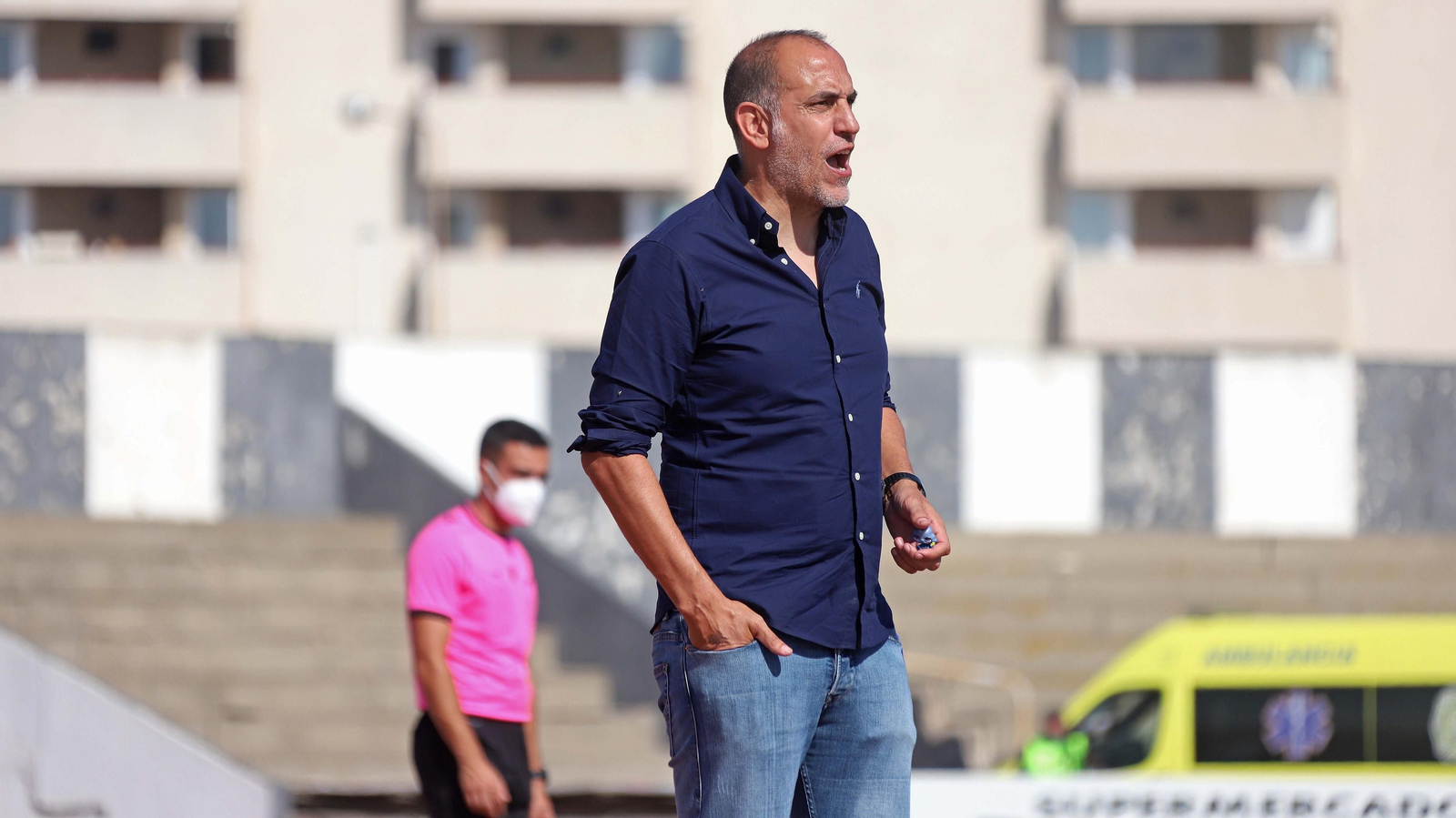 Romerito da instrucciones durante un partido en el Municipal