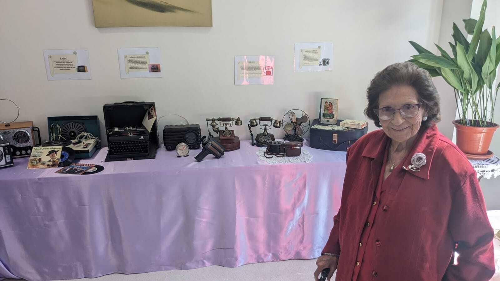 Una usuaria, con algunos objetos expuestos al fondo.