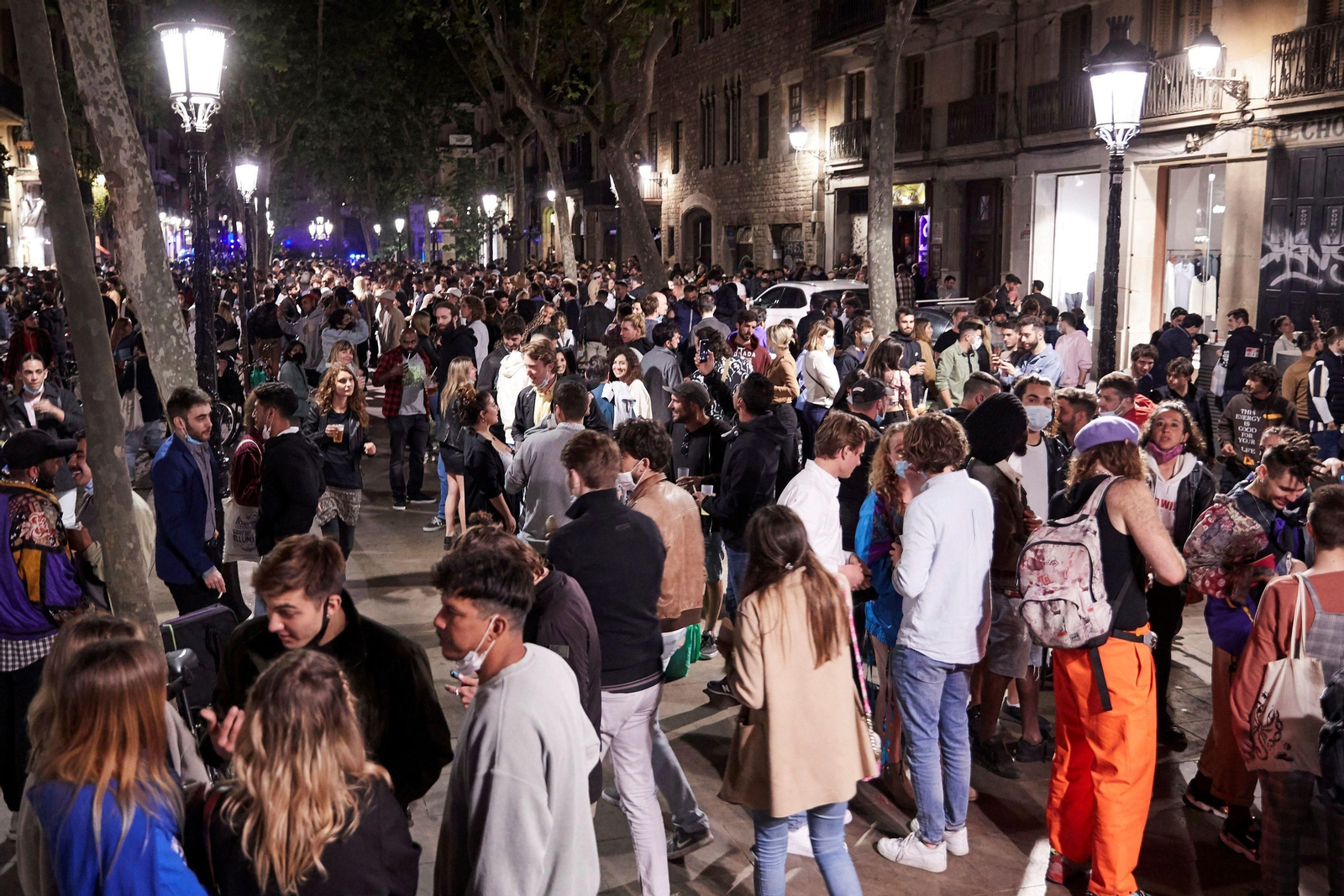 Concentración de jóvenes haciendo botellón en Barcelona.
