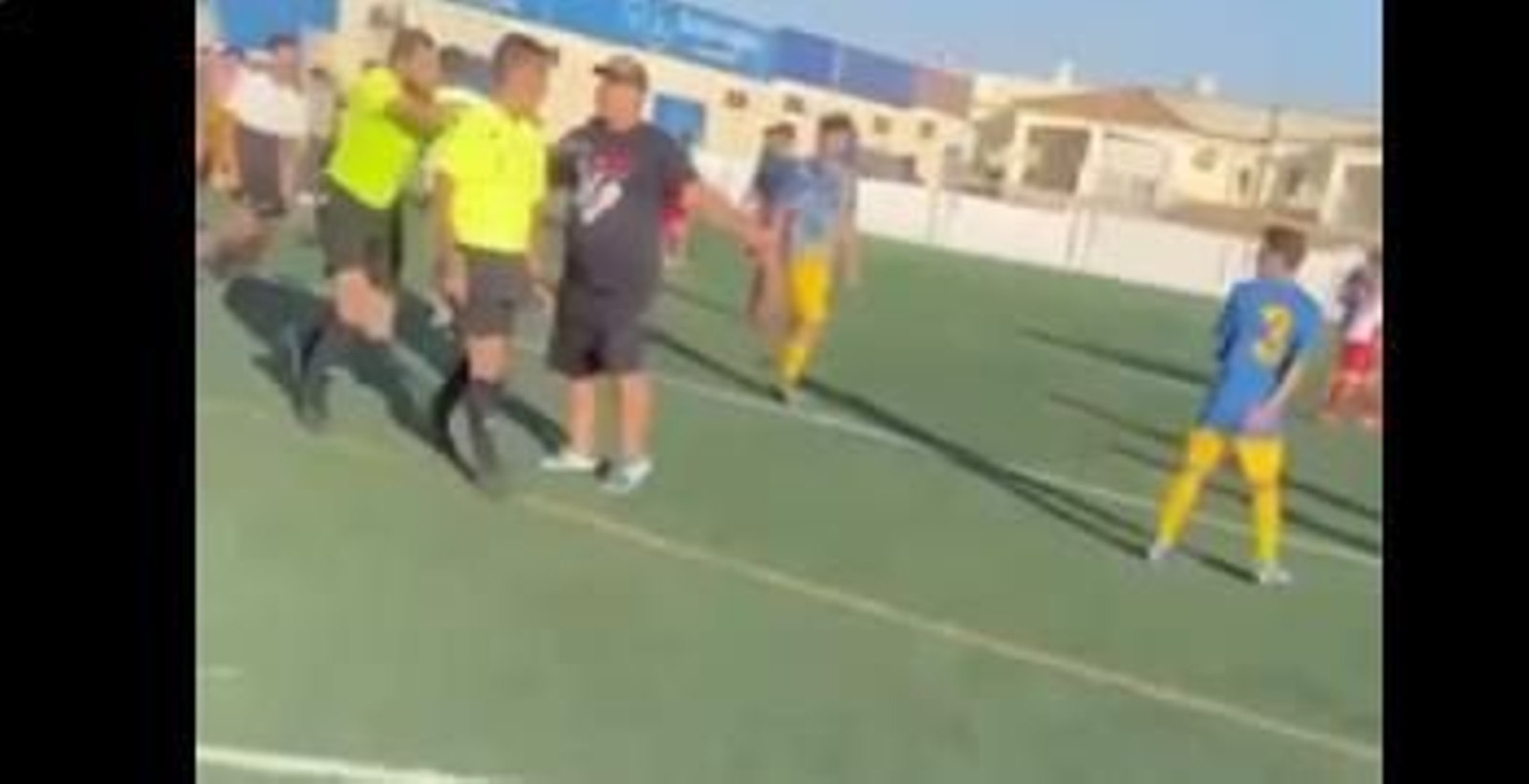 Momentos antes de la agresión al árbitro.