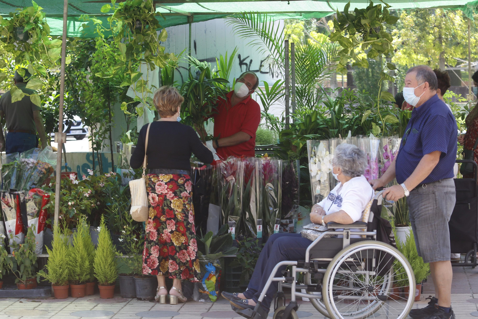 El regreso de los mercadillos de Córdoba tras la crisis del coronavirus, en fotos