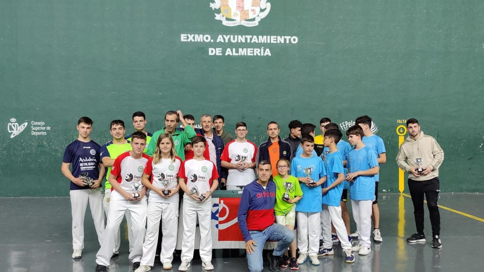 Foto de familia de todos los ganadores de este evento deportivo.