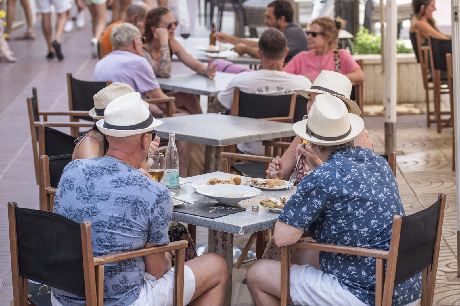 Turistas en una terraza en Baleares