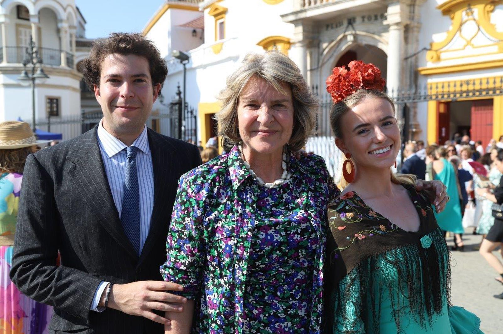 Las imágenes de los famosos y las autoridades en la corrida del sábado de Feria