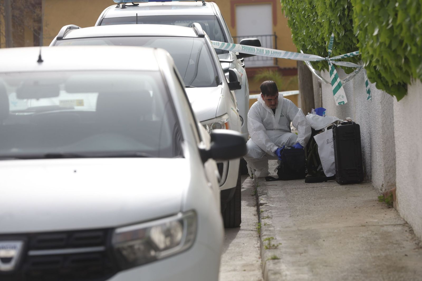 Miembro de la Científica tomando huellas en el lugar de los hechos.