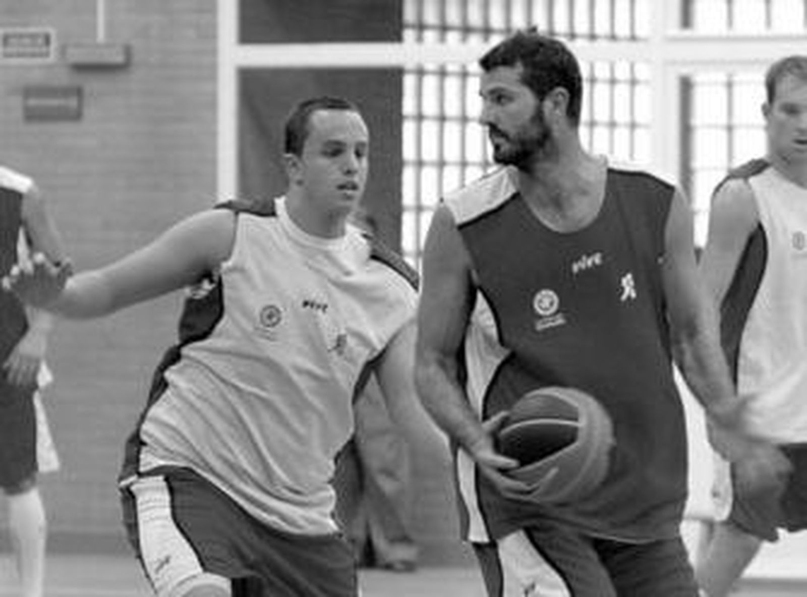 Rafa Vidaurreta, con el balón, durante un entrenamiento en la pretemporada.