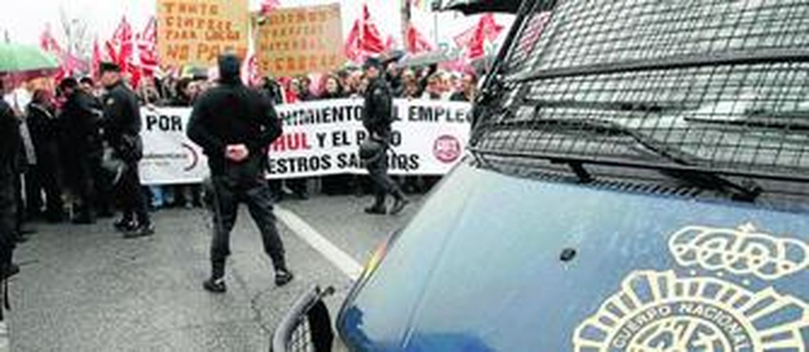 Los trabajadores de la empresa de Ruiz Mateos se concentraron ayer a las puertas de la factoría.