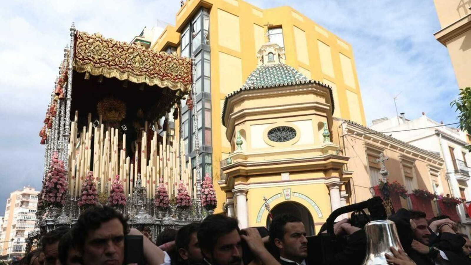 Santa María del Monte Calvario frente a la capilla de calle Agua el Viernes Santo de 2019.