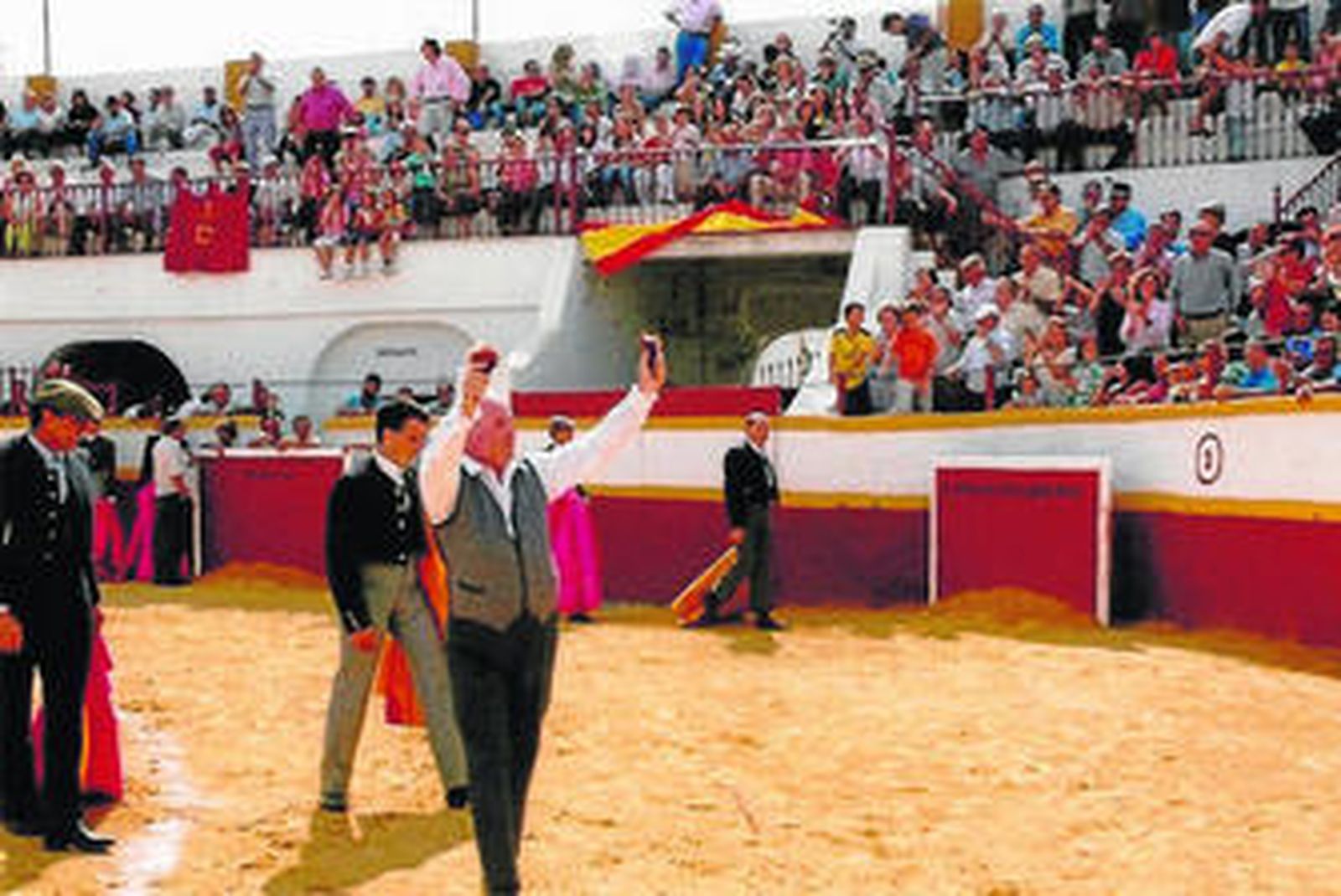 Aguilera, con los trofeos, en vuelta al ruedo, en una actuación a los 65 años.