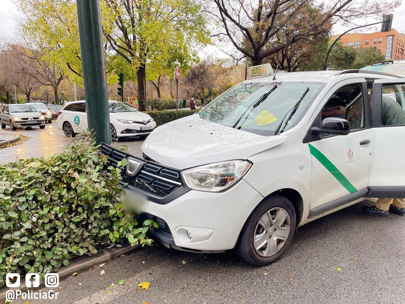 Imagen del taxi tras impactar contra la farola en Granada