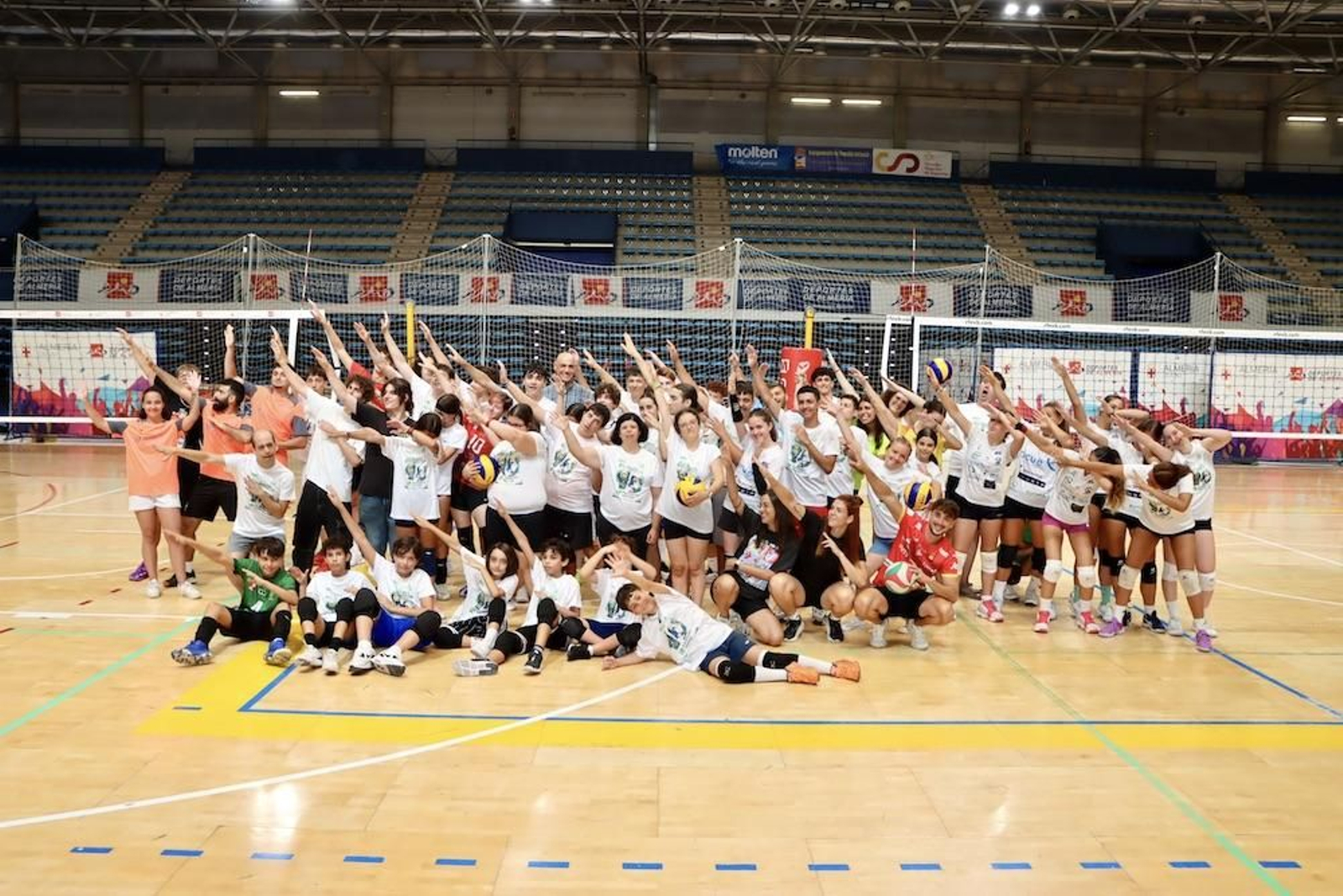 La foto de familia de la Asociación 'A Toda Vela' con Unicaja Costa de Almería.