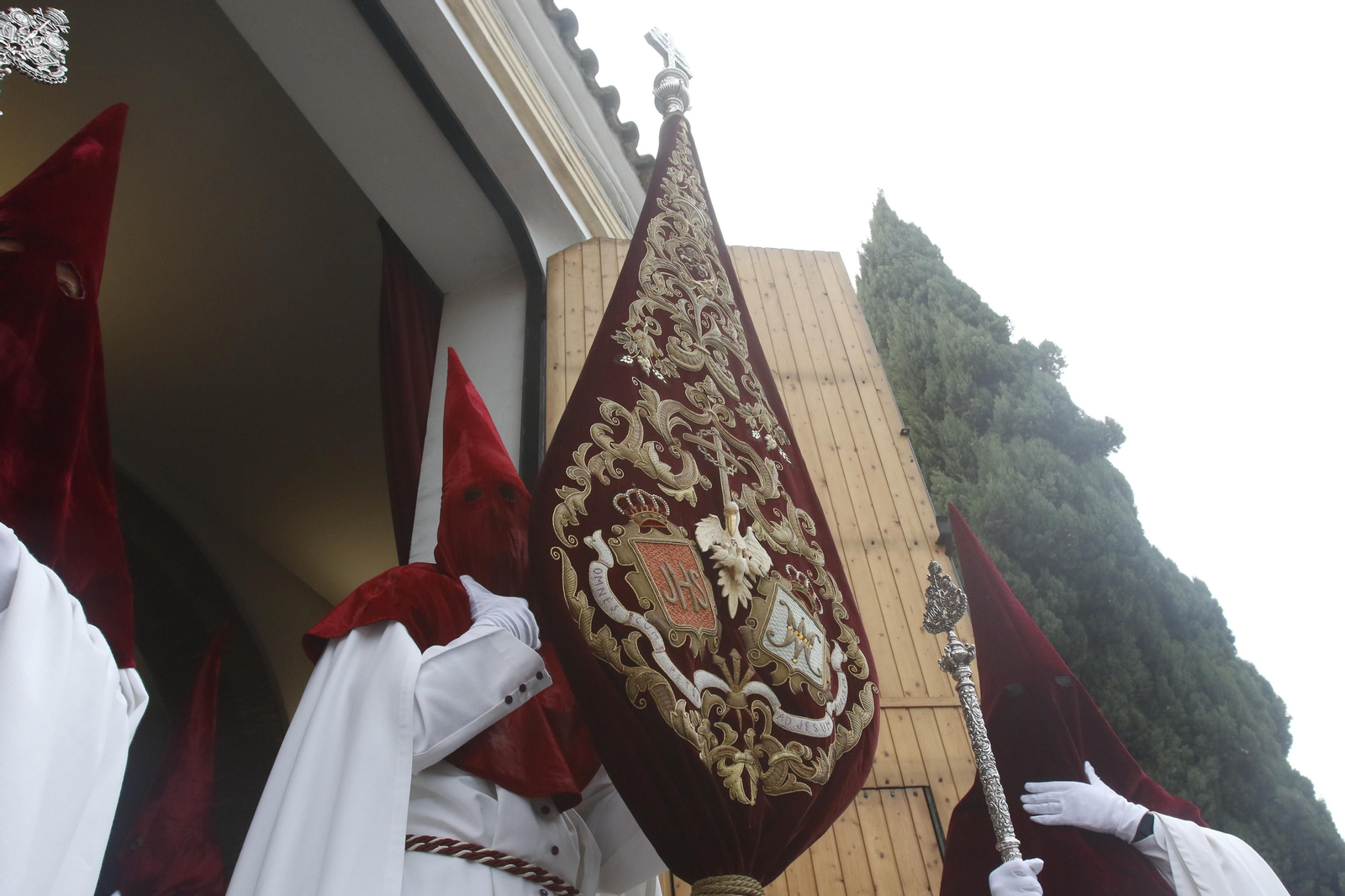 Lunes Santo en Córdoba: La procesión de la Vera-Cruz, en imágenes