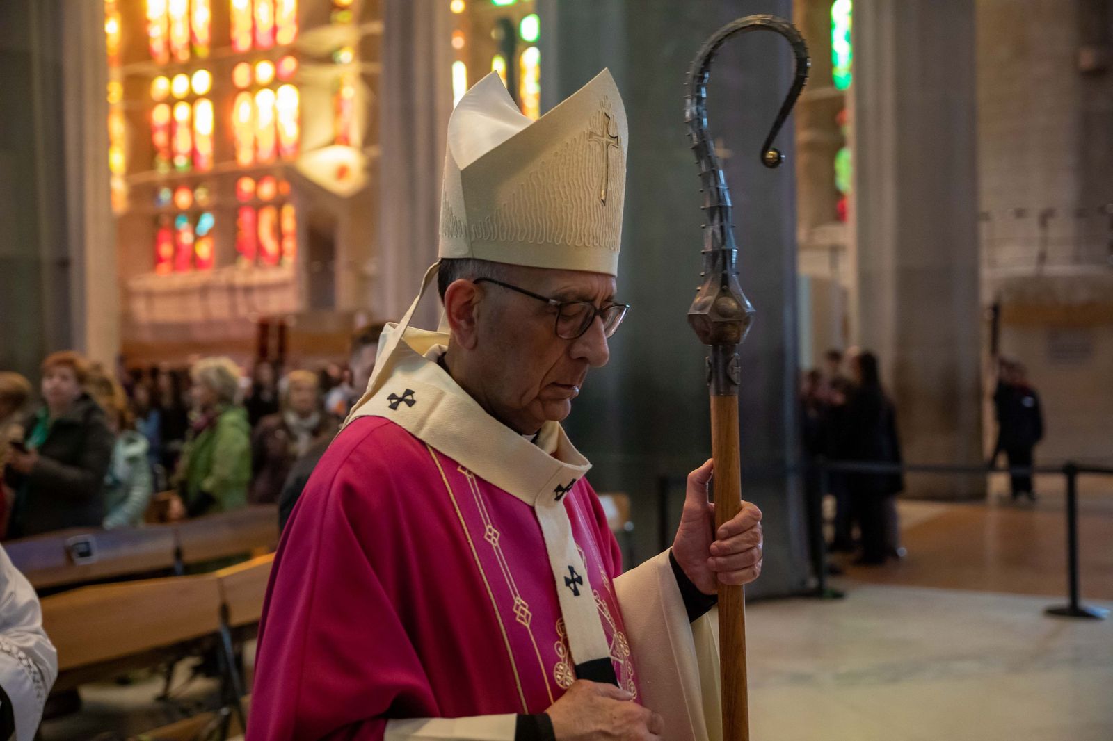 Fotos de Juanma Moreno en la Sagrada Familia de Barcelona durante la misa del 50 aniversario de la romería del Rocío en Cataluña