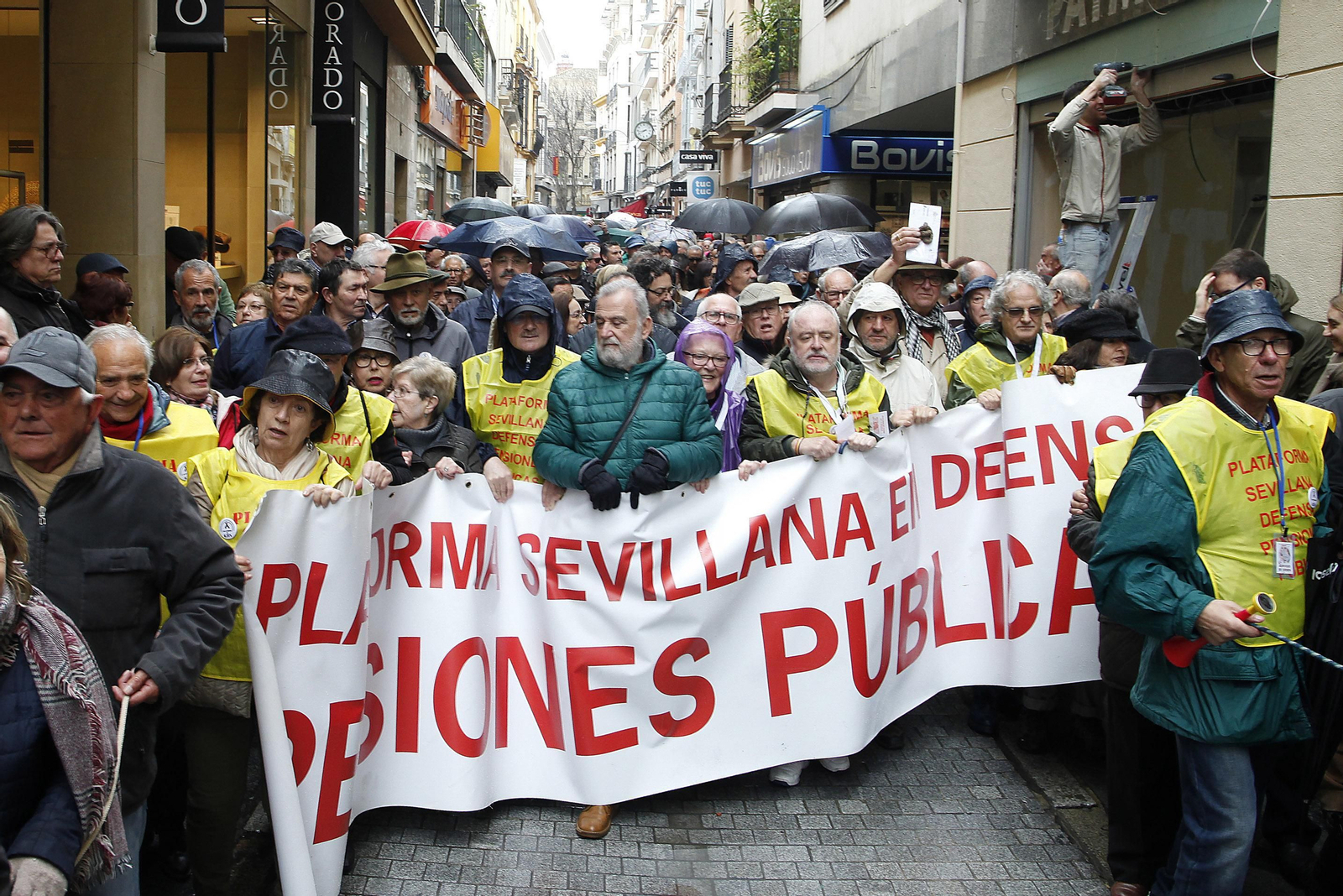 Las imágenes de la manifestación por las pensiones públicas en Sevilla
