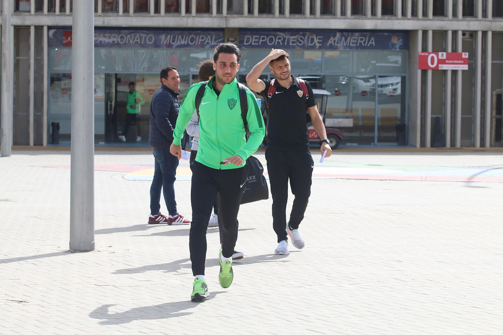 Fotogalería de la salida del Almería y el Almería Genuine hacia sus respectivos partidos.