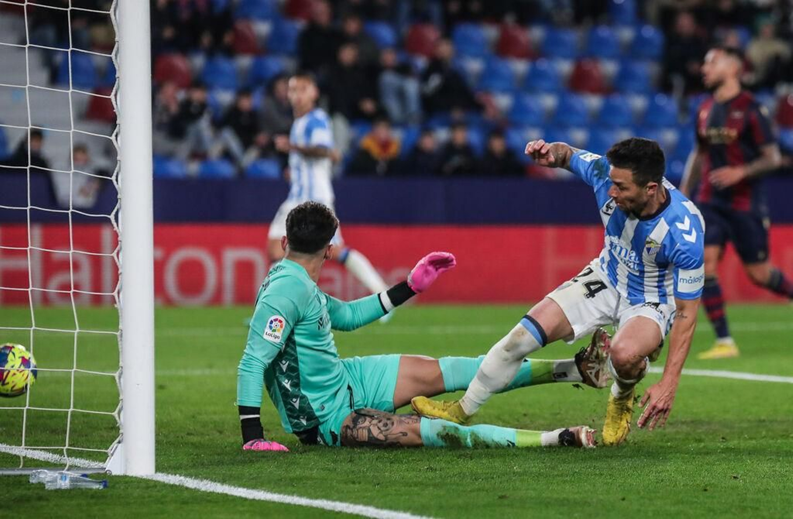Rubén Castro marcando ante el Levante en fuera de juego. Rubén Castro marcando ante el Levante en fuera de juego.
