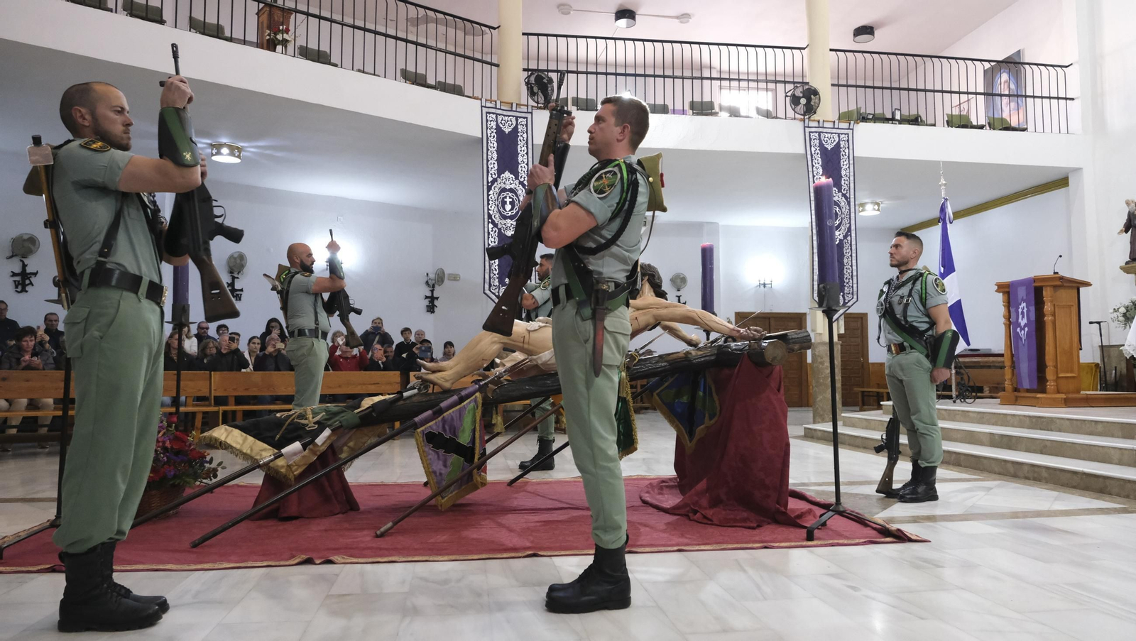 La Legión custodia el Cristo de la Buena Muerte en la Semana Santa de El Parador 2025