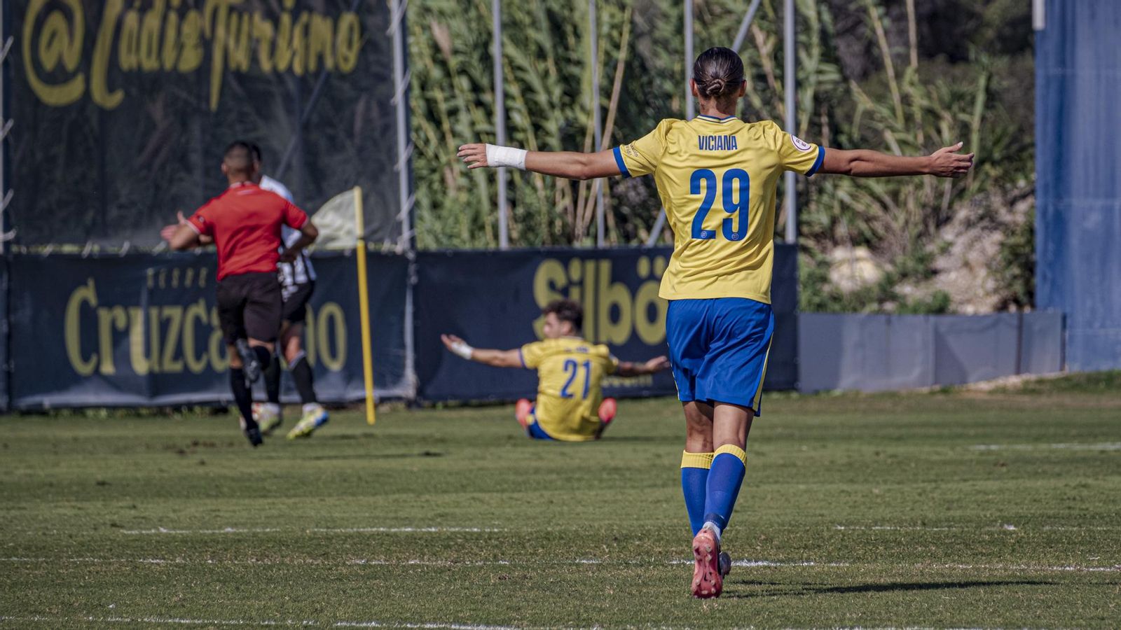 El  granacanario Javier Guillán Mateo se dispone a expulsar a Sergio Chica en el Mirandilla-Balona