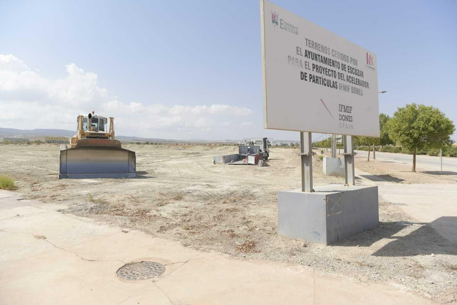 Maquinaria en el futuro emplazamiento del acelerador.
