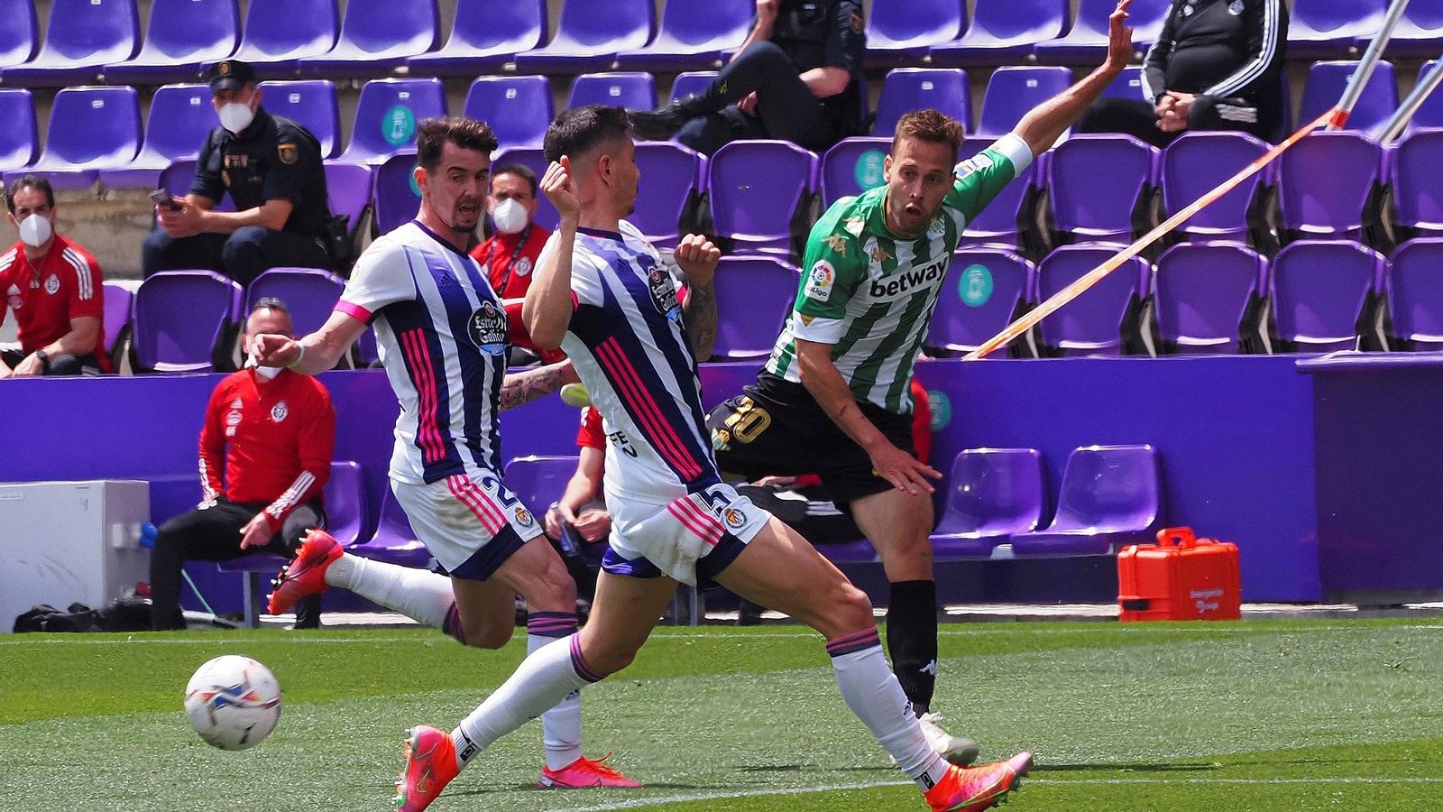 Canales centra ante dos defensas del Valladolid.