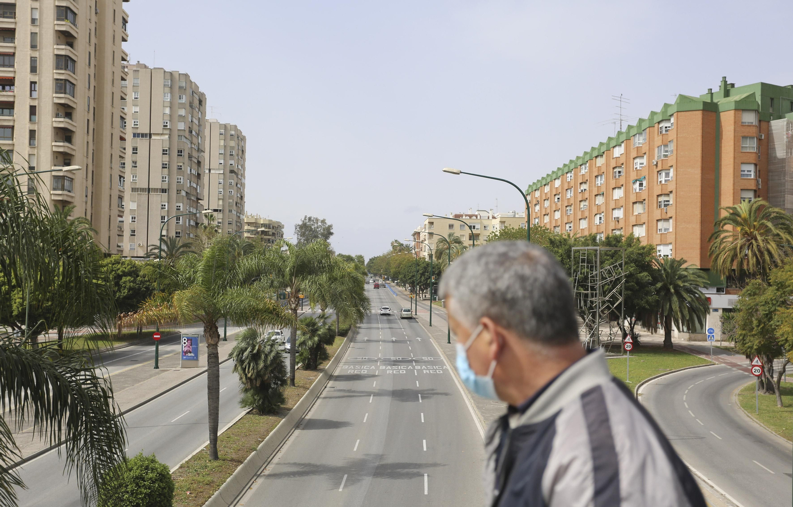 Un hombre cruza el Puente de las Américas con una mascarilla.