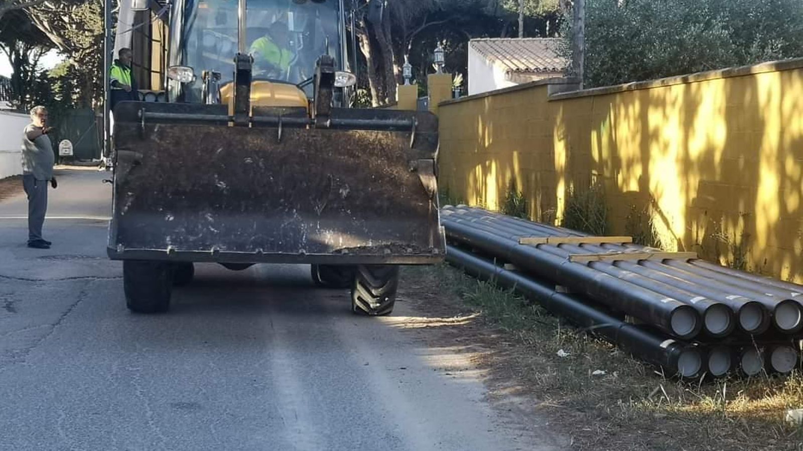 Instalación de tuberías de abastecimiento de agua en el camino de Nazaret.