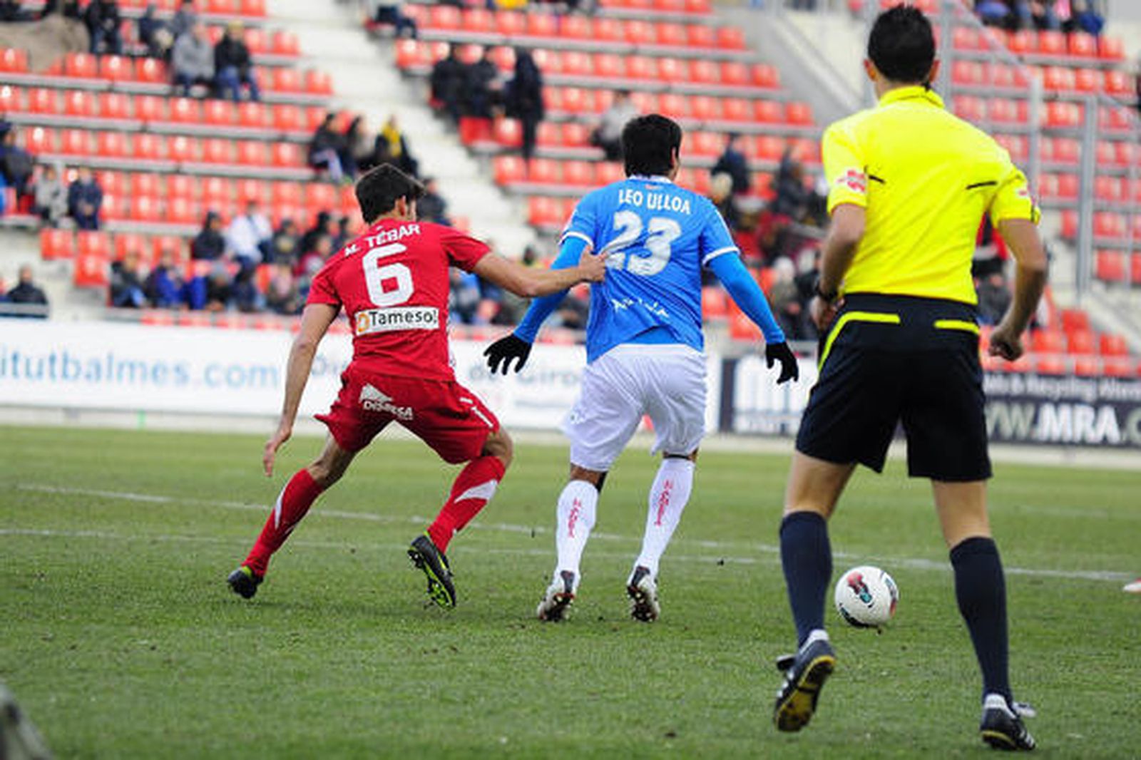 Ulloa es agarrado por un contrario que trata de quitarle el balón. / LOF
