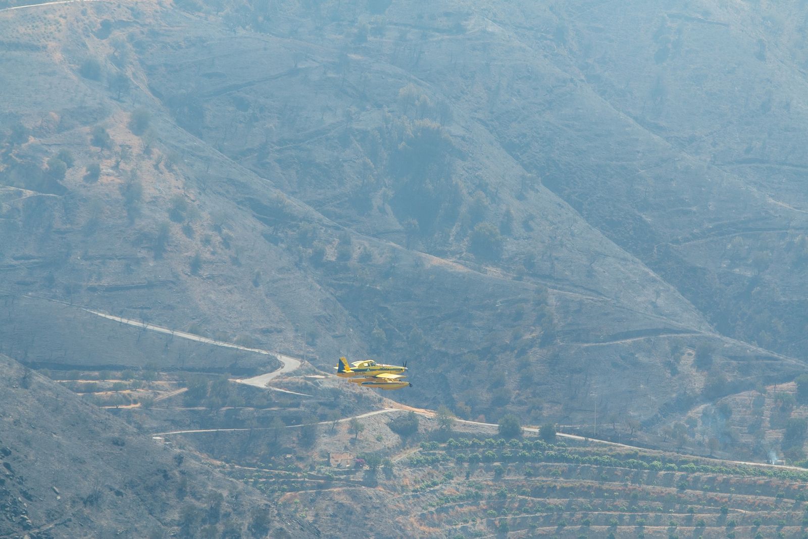 El trabajo para controlar el incendio de Almuñécar, en imágenes