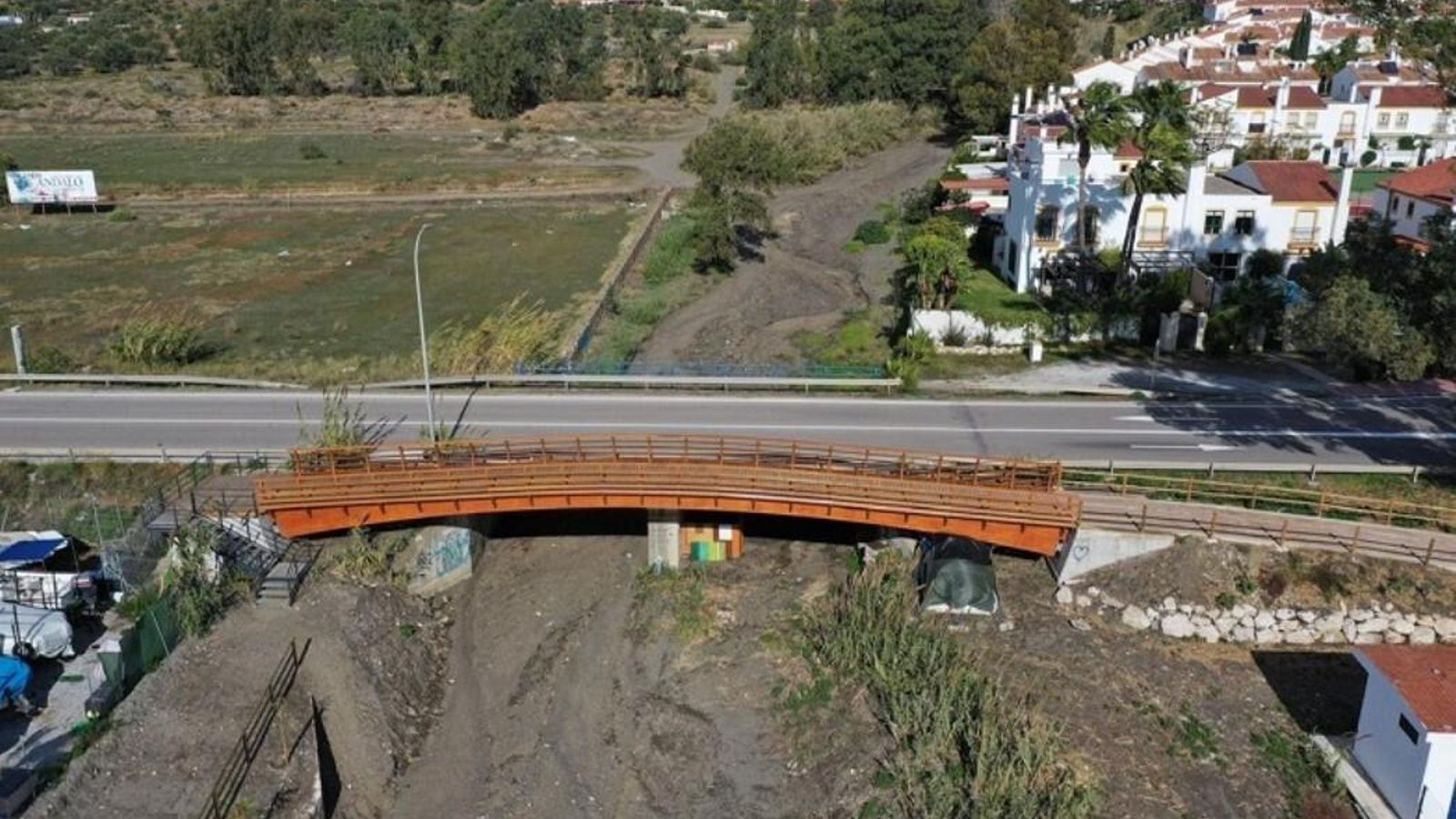 Uno de los puentes de acceso de la zona de Chilches.